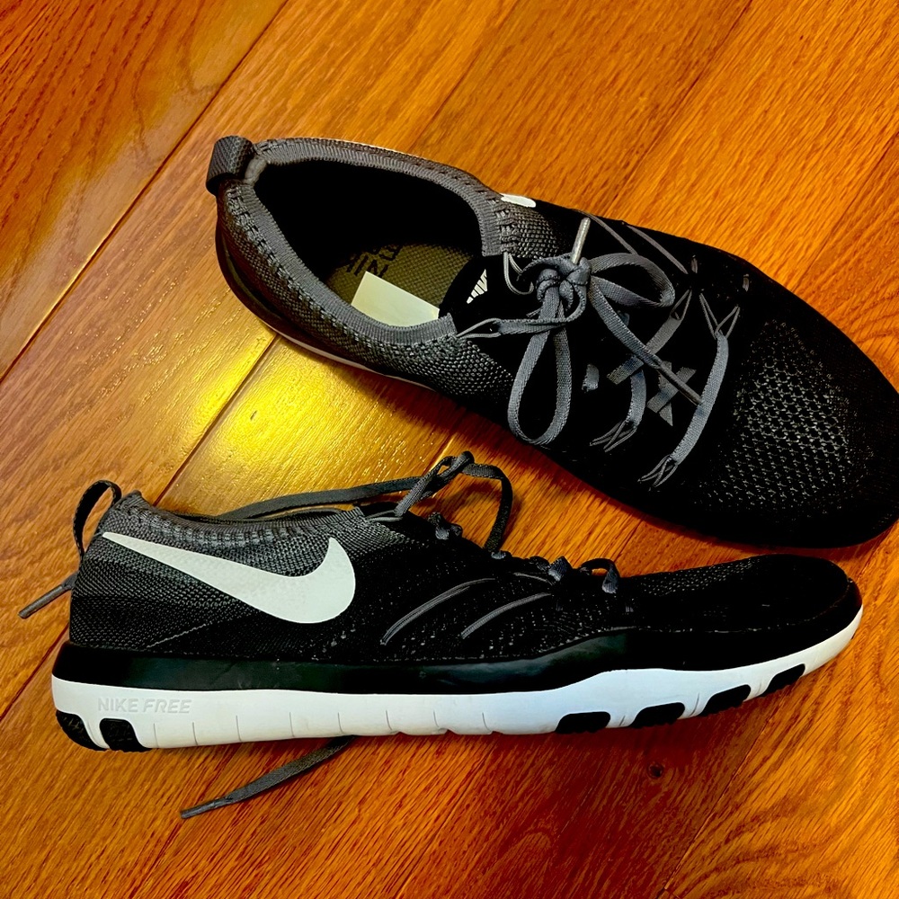 Nike ladies size 9.5 fly knit runners